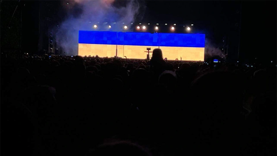 Με την ουκρανική σημαία άνοιξαν τη συναυλία τους στην Αθήνα οι Pet Shop Boys