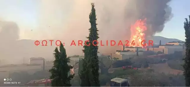 Αργολίδα: Στις φλόγες πολυτελές ξενοδοχείο, στην παραλία ο κόσμος μετά την εκκένωση του ξενοδοχείου