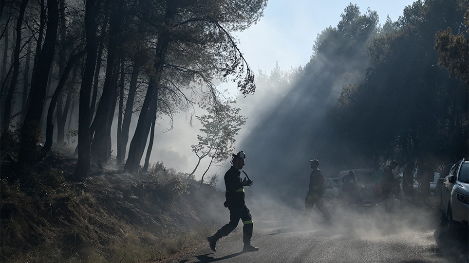 Καλύτερη η εικόνα στο Πόρτο Γερμενό – Καίει στο βουνό, έχουν κοπάσει οι άνεμοι