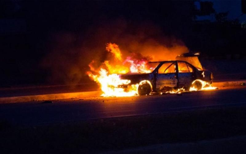 Φωτιά σε σταθμευμένο αυτοκίνητο στην Κόρινθο (video)