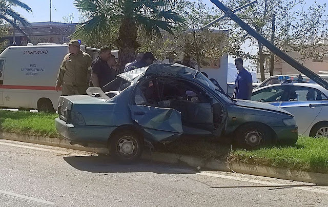 Σφοδρή σύγκρουση αυτοκινήτου στο Λουτράκι (ΦΩΤΟ)