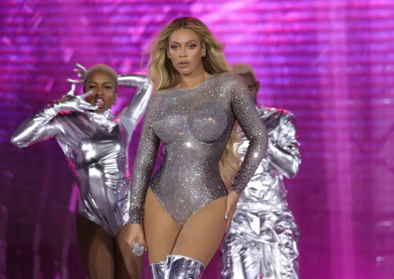Beyoncé: Με φόρεμα που αναδείκνυε τις καμπύλες της στην πρεμιέρα της ταινίας της